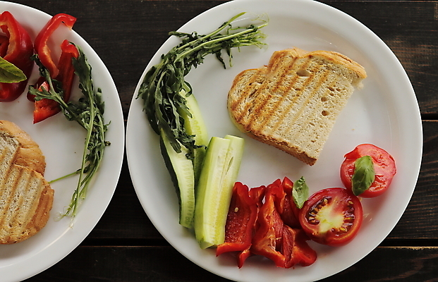 포토 JPG 해외이미지 접시 토마토 실내 요리 사람없음 토스트 바질 건강식 나무배경 해외포토 식기 음식 빵 백그라운드 채소 내부 파일형식 이미지허브
