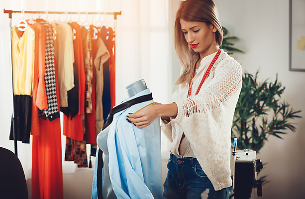 포토 JPG 해외이미지 직업 디자인 옷 여자 노동자 줄자 한명 서기 가로 유행 직물 작업 전문직 제조 마네킹 바느질 측정 작업도구 재단 재단사 핸드메이드 해외포토 1 모션 자 사람 도구 파일형식 이미지허브