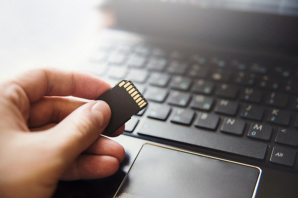 포토 JPG 해외이미지 손 산업 이동 비즈니스 부분 열쇠 사람 사람없음 가로 노트북 컴퓨터 상점 디지털 공책 자료 장비 운전 엄지손가락 정보 흰색 키보드 잡기 네트워크 신용카드 막대기 플러그 전기에너지 연결 휴대용 USB 파일 수납 멀티미디어 삽입 입력 하드웨어 해외포토 컬러 컨셉 손가락 모션 문구용품 신체부위 금융 전자제품 에너지 오브젝트 파일형식 이미지허브