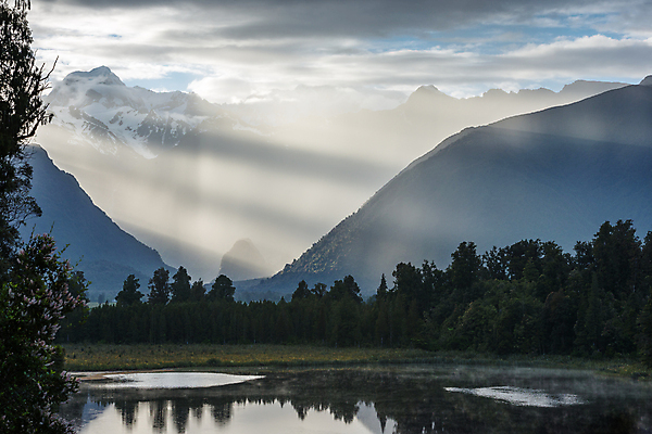 포토 JPG 해외이미지 구름 공원 실루엣 호수 하늘 아침 날씨 조명 산 그림자 풍경 사람없음 빛 햇빛 반사 평화 일출 어둠 침묵 안개 덮개 광선 분위기 그늘 수분 명상 뉴질랜드 장면 뿌연 절정 환상 해외포토 주간 자연요소 공공시설 컨셉 촬영기법 태양 노을 소리 뚜껑 오세아니아 파일형식 이미지허브