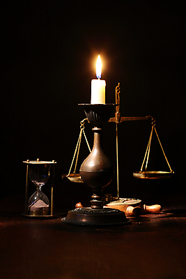 포토 JPG 해외이미지 시계 백그라운드 컨셉 촛불 불 추상 조명 따뜻함 사람없음 빛 한개 어둠 힘 장비 에너지 슬픔 시간 감각 닫기 고독 야간 저녁 모래시계 명상 눈금 복고 촛대 연소 광 심지 왁스 해외포토 자연요소 1 감정 모래 무늬 초 모션 파일형식 이미지허브