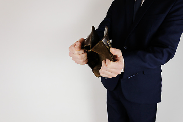 포토 JPG 해외이미지 직업 손 남자 감정 컨셉 돈 비즈니스 사람 사람없음 금융 경제 쇼핑 우정 슬픔 비즈니스맨 구멍 황무지 가난 실업 걱정 호기심 보여주기 빈털터리 파산 빚 우울증 위기 적자 해외포토 모션 신체부위 친구 직장인 재산 질병 파일형식 이미지허브