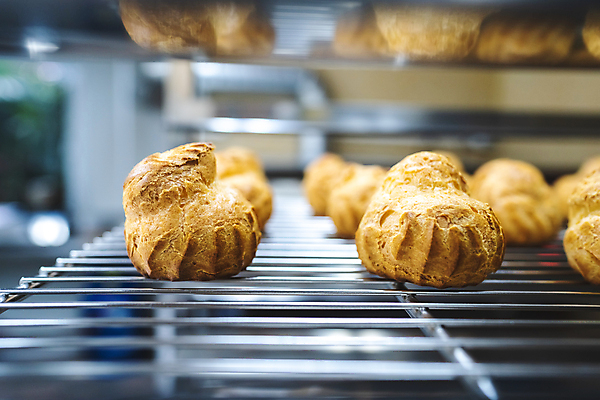 포토 JPG 해외이미지 전통 접시 음식 백그라운드 디저트 요리 사람없음 갈색 케이크 주방 얼음 카페 빵집 흰색 신선 달콤 맛 아침식사 설탕 굽기 가득함 크림 반죽 퍼프 레시피 버터 프랑스어 바닐라 번 커스터드 페스츄리 핸드메이드 해외포토 자연요소 문자 식기 빵 컬러 컨셉 상점 식사 구이 파일형식 이미지허브