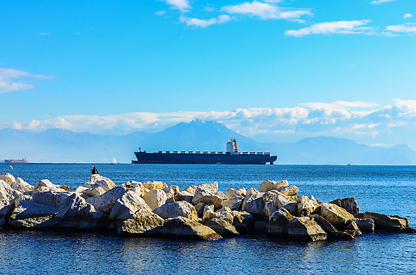 포토 JPG 해외이미지 구름 산업 바다 백그라운드 비즈니스 교통시설 하늘 항해 안테나 풍경 사람없음 물 파란색 글로벌 항구 화물 바위 보트 큼 컨테이너 활 함선 해안도시 장면 포트 무거움 흐림 로딩 수입 유조선 수평선 해외포토 자연요소 컬러 교통 배_교통 통신 날씨 운송업 돌_바위 도시 무게 크기 시설 파일형식 이미지허브