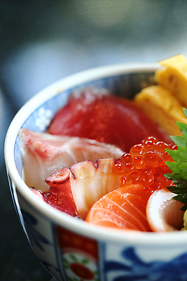 포토 JPG 해외이미지 그릇 실내 근접촬영 사람없음 아웃포커스 덮밥 연어알 일본음식 카이센동 해외포토 식기 음식 뷰포인트 촬영기법 내부 알 파일형식 이미지허브