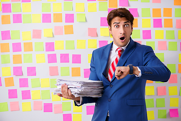 포토 JPG 해외이미지 응시 남자 컨셉 비즈니스 직장 한명 들기 정장 상반신 성인 사무실 쪽지 놀람 업무 작업 비즈니스맨 가득함 손목시계 포스트잇 바쁨 서류더미 성인남자한명만 해외포토 1 시선 옷 감정 시계 회사 장신구 모션 표정 사람 메모지 직장인 문서 남자한명만 성인남자만 파일형식 더미 이미지허브