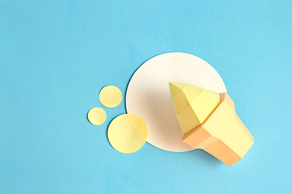 포토 JPG 해외이미지 종이 아이스크림 실내 사람없음 페이퍼아트 오브젝트 종이공예 파란배경 소프트아이스크림 해외포토 백그라운드 디저트 내부 파란색 공예 파일형식 이미지허브