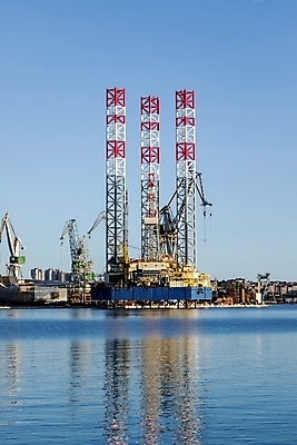 포토 JPG 해외이미지 주간 바다 하늘 사람없음 야외 중장비 조선소 기중기 산업시설 산업현장 해외포토 자연요소 산업 산업장비 파일형식 이미지허브