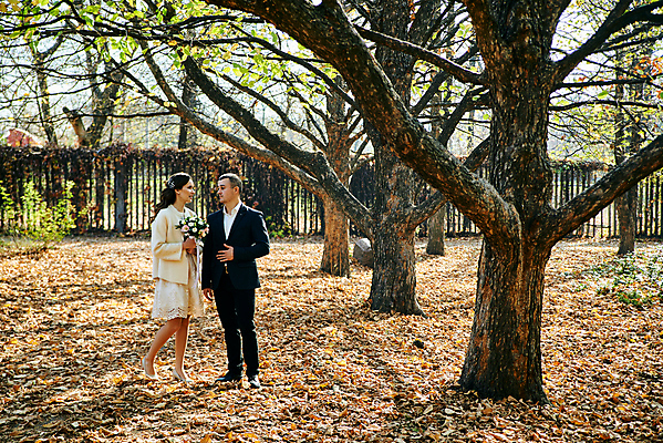 포토 JPG 해외이미지 백인 라이프스타일 커플 공원 여자 남자 딸 행복 결혼 2 가족 관계 자연 결혼식 엄마 남편 휴가 함께함 사랑 미소 사람 성인 야외 두명 여름 부모 흰색 축하 아내 아빠 해외포토 서양인 계절 공공시설 감정 컬러 컨셉 표정 이벤트 생활 생태계 파일형식 이미지허브