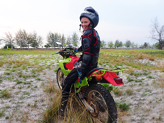 포토 JPG 해외이미지 라이프스타일 공원 행복 도로 어린이 스포츠 학교 자연 거리 건강 한명 미소 안전 사람 야외 여름 청춘 운동 자전거 오토바이 바퀴 가르침 보호 헬멧 순환 라이더 사춘기 혼자 해외포토 1 계절 공공시설 교육 감정 길 컨셉 교통시설 모션 표정 생활 바이크 보호장비 생태계 파일형식 이미지허브