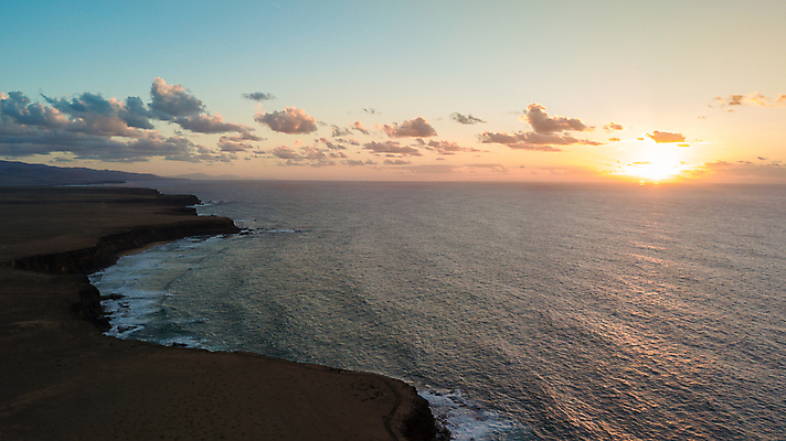 포토 JPG 해외이미지 구름 라이프스타일 모래 파도 바다 섬 여행 자연 하늘 휴가 휴식 안테나 파노라마 풍경 사람없음 야외 물 여름 파란색 관광지 햇빛 태양 황혼 일몰 사막 자유 스카이라인 파라다이스 수평선 해외포토 자연요소 계절 컬러 컨셉 통신 촬영기법 생활 노을 생태계 파일형식 이미지허브