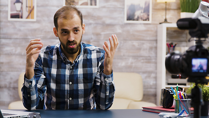 포토 JPG 해외이미지 남자 액자 선반 한명 손짓 상반신 성인 앞모습 소파 카메라 촬영 책상 방송 촬영실 성인남자한명만 유튜버 해외포토 1 뷰포인트 가구 의자 모션 사람 전자제품 공간 남자한명만 성인남자만 파일형식 크리에이터 이미지허브