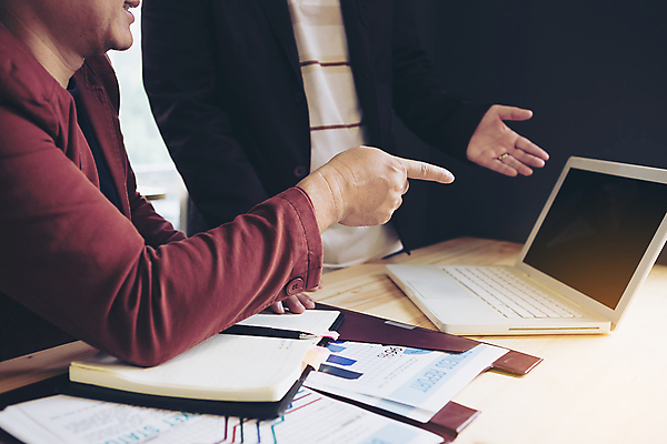 포토 JPG 해외이미지 교육 종이 컨셉 일러스트 비즈니스 통신 통계 탁자 성공 회의 대화 협상 사람없음 금융 노트북 자료 방 정보 업무 비즈니스맨 발표 플랫 결과 계획 토론 수집 보고서 문서 개발 경영 방법 브레인스토밍 해외포토 남자 가구 말하기 경제 전자제품 작업 직장인 파일형식 이미지허브