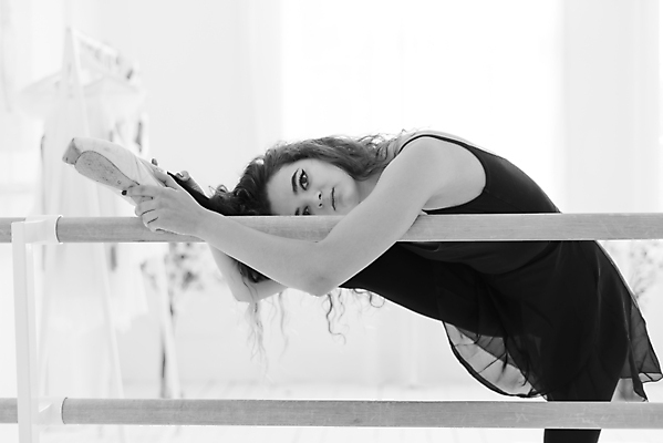 포토 JPG 해외이미지 전신 백인 여자 흑백 실내 숙이기 한명 사람 성인 옆모습 우아함 발레 발레리나 발레복 성인여자한명만 해외포토 서양인 1 옷 뷰포인트 포즈 컨셉 촬영기법 내부 춤 여자한명만 성인여자만 파일형식 이미지허브