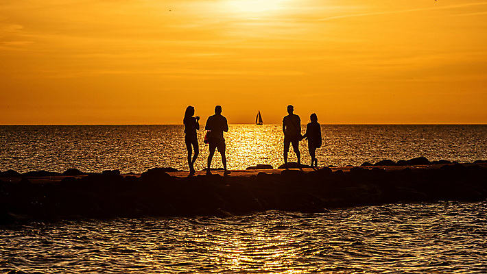 포토 JPG 해외이미지 전신 구름 커플 여자 남자 실루엣 바다 여행 휴식 풍경 여러명 성인 야외 여름 햇빛 황혼 일몰 저녁 성인만 해외포토 자연요소 계절 다수 컨셉 관계 촬영기법 사람 태양 노을 야간 파일형식 이미지허브