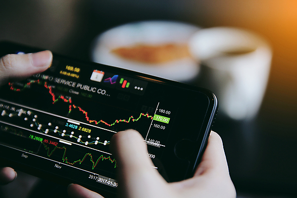 포토 JPG 해외이미지 손 그래프 들기 아웃포커스 신체부위 스마트폰 주식 분석 투자 해외포토 컨셉 비즈니스 모션 촬영기법 사람 금융 핸드폰 스마트기기 파일형식 이미지허브