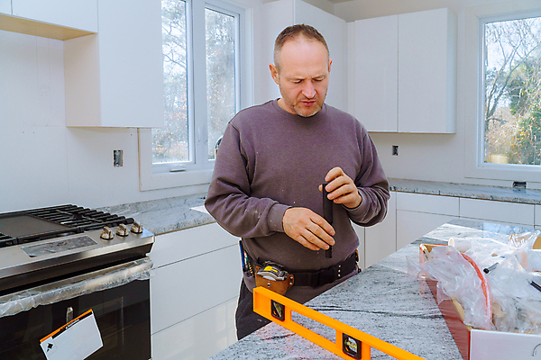 포토 JPG 해외이미지 직업 손 남자 산업 노동자 주택 관리 한명 사람 건물 물 주방 장비 공구 스패너 업무 수리 위생 연결 서비스 싱크대 수도꼭지 고정 튜브 유지 배관공 설치 재주꾼 파이프라인 해외포토 자연요소 1 건축물 신체부위 도구 작업 개수대 파이프_관 파일형식 이미지허브