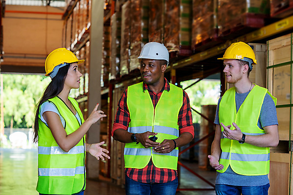 포토 JPG 해외이미지 백인 직업 여자 남자 행복 산업 비즈니스 공장 교통시설 노동자 실내 성인 세명 상자 상점 화물 작업 비즈니스맨 비즈니스우먼 중앙 나무상자 종업원 창고 동료 직원 경영자 패키지 획득 물류 경영 분배 조작 해외포토 서양인 감정 교통 공업 관계 사람 내부 운송업 직장인 시설 리더 파일형식 이미지허브