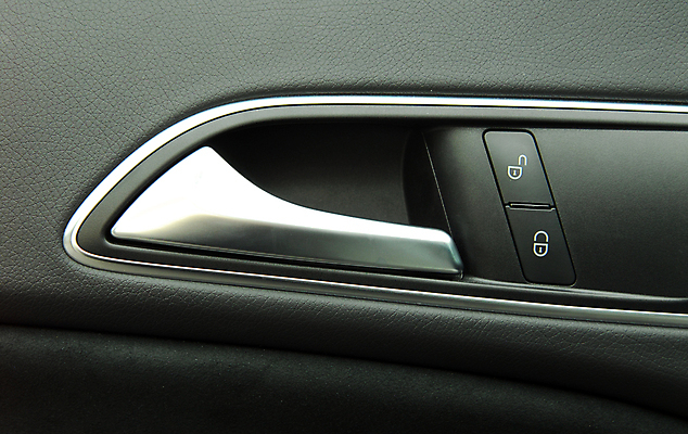 포토 JPG 해외이미지 디자인 창문 교통시설 자동차 출입구 실내 손잡이 경고 안전 사람없음 내부 옆모습 문 펼침 운전 잡기 판넬 오픈 가죽 피부 묘사 오브젝트 잠금 보안 리프트 부드러움 팔 스위치 자동 해외포토 육상교통 뷰포인트 교통 모션 신체부위 감각 시설 파일형식 이미지허브