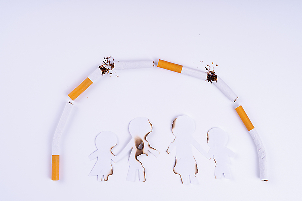 포토 JPG 해외이미지 스튜디오촬영 종이 가족 사람모양 사람없음 페이퍼아트 금연 담배꽁초 금연데이 해외포토 모양 기념일 캠페인 관계 담배 실내 사회이슈 파일형식 이미지허브