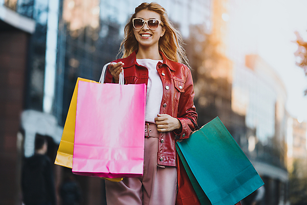 포토 JPG 해외이미지 백인 라이프스타일 여자 행복 백그라운드 가방 거리 한명 미소 사람 성인 야외 빨간색 쇼핑 컬러풀 선글라스 유행 세일 걷기 상점 놀람 잡기 도시 정상 시원함 고객 쇼퍼홀릭 스타일 해외포토 서양인 1 잡화 감정 안경 컬러 모션 표정 생활 파일형식 이미지허브