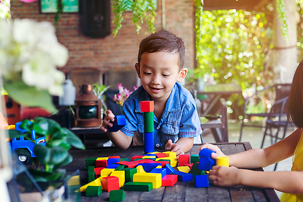 포토 JPG 해외이미지 백인 라이프스타일 교육 행복 어린이 백그라운드 장난 놀이 함께함 창조 한명 미소 앉기 소년 컬러풀 장난감 블록 유치원 놀이방 방 게임 흰색 아기 놀이터 작음 개발 걸음마 해외포토 서양인 1 남자 감정 컬러 컨셉 모션 표정 사람 생활 크기 파일형식 이미지허브