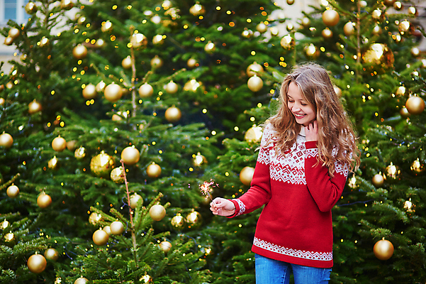 포토 JPG 해외이미지 나무 백인 모델 유럽 크리스마스 겨울 휴가 전등 새로움 거리 한명 사람 야외 장식 10대 빛 반짝임 금발 유행 축제 프랑스 흰색 축하 도시 연도 날씬함 보케 프랑스어 블러 파리(프랑스) 해외포토 서양인 식물 문자 1 헤어스타일 계절 기념일 나라 컬러 컨셉 모션 청소년 조명 몸매 파일형식 이미지허브