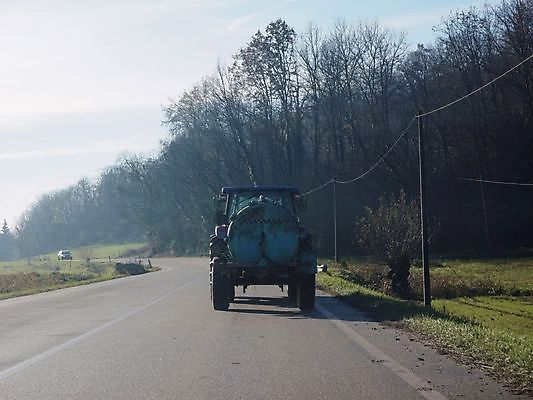 포토 JPG 해외이미지 나무 식물 도로 농업 자연 거리 사람없음 탱크 트랙터 거름 해외포토 산업 길 교통시설 농기계 생태계 특수차량 파일형식 이미지허브