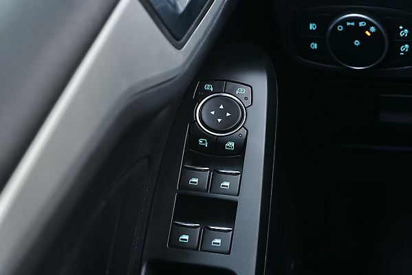 포토 JPG 해외이미지 부분 창문 교통시설 모션 자동차 유리 손잡이 안전 사람없음 검은색 거울 장비 판넬 바퀴 고급 속도 승객 문고리 시스템 난방 스위치 계기판 오리엔테이션 자동 제어 스타일 해외포토 육상교통 컬러 교통 컨셉 재질 문 시설 파일형식 이미지허브