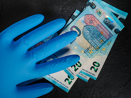 포토 JPG 해외이미지 손 유럽 장갑 돈 손가락 독일 건강 가면 사람없음 금융 경제 파란색 달러 동전 미국 이탈리아 금지 유로 프랑스 시장 질병 자르기 잠금 대출 빚 라텍스 예산 우울증 위기 유럽연합 자금 제어 유대감 해외포토 잡화 나라 컬러 북아메리카 의학 모션 신체부위 재산 보안 파일형식 이미지허브