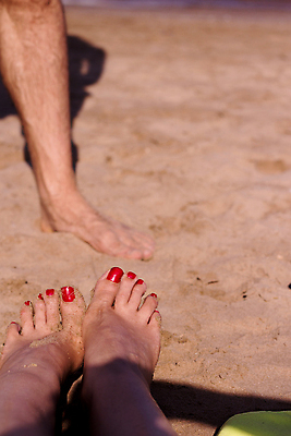 포토 JPG 해외이미지 백인 여자 모래 바다 분홍색 맨발 자연 휴가 휴식 사람 사람없음 빨간색 태양 맑음 페인트 못 그리기 피부 광택 벌거벗은 양발 페디큐어 해외포토 자연요소 서양인 컬러 컨셉 모션 발 날씨 신체부위 뷰티 공구 생태계 파일형식 이미지허브
