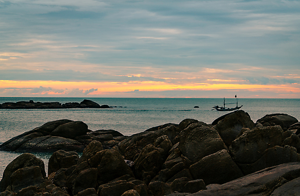 포토 JPG 해외이미지 구름 계절 아시아 문화 바다 섬 여행 백그라운드 자연 벽지 하늘 아침 휴가 휴식 사람 풍경 사람없음 야외 초록색 물 여름 파란색 태양 평화 일출 침묵 일몰 놀람 바위 만 보트 황금 휴양지 스카이라인 해외포토 주간 자연요소 감정 나라 컬러 컨셉 배_교통 표정 노을 소리 장소 돌_바위 생태계 파일형식 이미지허브