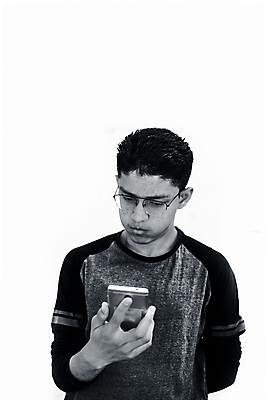 포토 JPG 해외이미지 백인 1 라이프스타일 응시 여자 남자 행복 안경 여행 포즈 백그라운드 티셔츠 모바일 세포 한명 사람 10대 스마트폰 핸드폰 검은색 헤드폰 흰색 표현 잡기 전화기 스마트 그림 고립 셀프 해외포토 서양인 시선 잡화 감정 컬러 음향기기 컨셉 셔츠 모션 청소년 생활 전자제품 스마트기기 파일형식 이미지허브