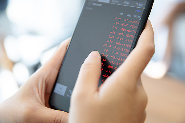 포토 JPG 해외이미지 손 그래프 들기 아웃포커스 신체부위 스마트폰 주식 분석 해외포토 컨셉 모션 촬영기법 사람 금융 핸드폰 스마트기기 파일형식 이미지허브