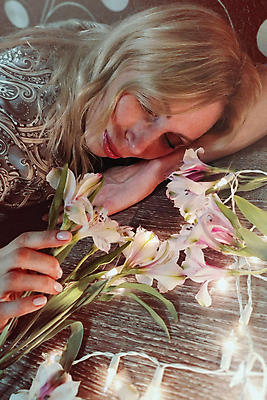 포토 JPG 해외이미지 백인 직업 응시 옷 여자 행복 벽 40대 포즈 백그라운드 성공 갈색머리 실내 한명 서기 사람 성인 유행 우주 재킷 회색 자신감 우아함 닫기 경영자 개성 스타일 카피스페이스 해외포토 서양인 1 헤어스타일 시선 감정 컬러 중년 컨셉 모션 내부 공백 외투 리더 파일형식 이미지허브