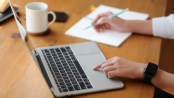 포토 JPG 해외이미지 학생 라이프스타일 손 여자 백그라운드 인터넷 비즈니스 통신 회의 노동자 주택 직장 실내 사람 앉기 사람없음 노트북 스마트폰 스터디 사무실 디지털 쪽지 시험 타이핑 기록 업무 바이러스 작가 무선전화기 보고서 문서 온라인 리뷰 소셜 온라인강의 프리랜서 해외포토 직업 교육 회사 모션 내부 건물 생활 신체부위 전자제품 핸드폰 스마트기기 학습 작업 강의 전화기 파일형식 언택트 이미지허브