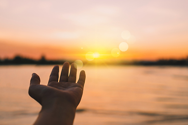 포토 JPG 해외이미지 손 바다 하늘 야외 신체부위 일몰 야간 손모으기 해외포토 자연요소 사람 손짓 노을 파일형식 이미지허브
