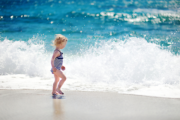 포토 JPG 해외이미지 백인 1 라이프스타일 행복 어린이 모래 파도 바다 분홍색 여행 자연 놀이 하늘 휴가 한명 야외 빨간색 물 파란색 태양 맑음 기쁨 흰색 아기 걸음마 이국적 파라다이스 해외포토 자연요소 서양인 감정 컬러 모션 날씨 사람 생활 생태계 파일형식 이미지허브