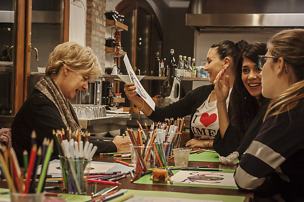 포토 JPG 해외이미지 응시 여자 노년 함께함 실내 웃음 들기 여러명 상반신 성인 옆모습 그리기 여자만 해외포토 시선 뷰포인트 다수 컨셉 모션 표정 사람 내부 파일형식 이미지허브