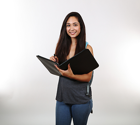 포토 JPG 해외이미지 라이프스타일 응시 여자 행복 가방 배낭 성공 한명 성인 파란색 펜 검은색 공책 터치 흰색 청바지 기록 잡기 스마트 히스패닉 고립 스페인어 포트폴리오 해외포토 1 시선 잡화 감정 컬러 컨셉 바지 모션 문구용품 사람 생활 필기구 파일형식 이미지허브