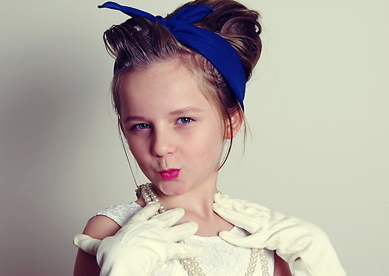 포토 JPG 해외이미지 백인 1 라이프스타일 헤어스타일 드레스 여자 행복 얼굴 어린이 장갑 백그라운드 셔츠 목걸이 한명 사람 빨간색 치마 금발 유행 기쁨 수확 흰색 달콤 복고 해외포토 서양인 잡화 옷 감정 컬러 상의 농업 장신구 하의 생활 신체부위 맛 파일형식 이미지허브