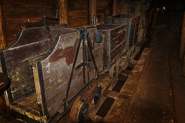 포토 JPG 해외이미지 여행 사람없음 빛 금속 기계 장비 기차 공구 역사 터널 재산 황금 은색 광석 버리기 발굴 부식 통로 박물관 지하 정맥 광부 복잡 슬로바키아 해외포토 직업 유럽 길 육상교통 컬러 컨셉 모션 재질 대중교통 금융 도구 혈관 파일형식 이미지허브