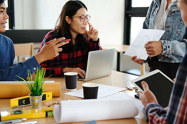 포토 JPG 해외이미지 직업 손 디자인 남자 종이 비즈니스 건축양식 부동산 주택 직장 안전 사람 여러명 내부 건물 컴퓨터 사무실 공책 작업 엔지니어 재산 계획 안전모 헬멧 토론 디자이너 책상 측정 그림 청사진 공학 리빙 진짜 프로젝트 해외포토 건축물 교육 건축 가구 다수 컨셉 회사 문구용품 신체부위 금융 전자제품 기술자 안전장비 보호장비 파일형식 이미지허브