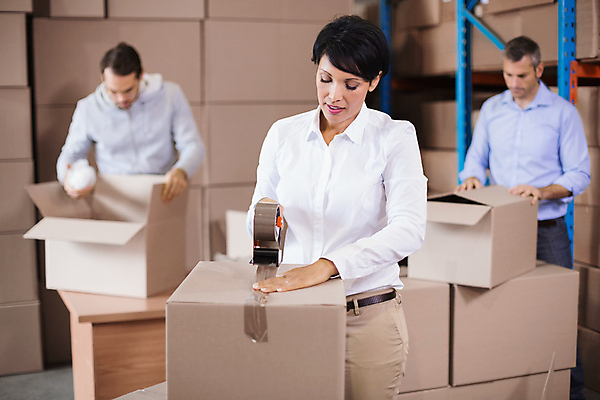 포토 JPG 해외이미지 백인 여자 남자 40대 중년 포장 실내 상반신 20대 성인 앞모습 세명 30대 상자 작업 비즈니스우먼 테이프 물류창고 붙이기 해외포토 서양인 뷰포인트 비즈니스 모션 문구용품 사람 청년 내부 장년 직장인 창고 파일형식 이미지허브