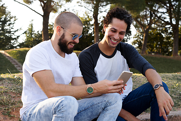 포토 JPG 해외이미지 라이프스타일 공원 남자 행복 안경 2 자연 모바일 수염 사람 성인 야외 두명 스마트폰 일몰 시원함 손목시계 스타일 해외포토 잡화 공공시설 감정 시계 장신구 생활 핸드폰 스마트기기 노을 생태계 파일형식 이미지허브