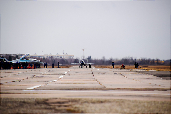 포토 JPG 해외이미지 구름 스포츠 교통시설 하늘 비행기 기술 사람없음 파란색 힘 공연 그룹 공항 묘기 폭격 공격 주차 파일럿 충돌 전시회 항공 속도 군용 싸움 전쟁 쇼 활주로 제트기 엔진 에어쇼 곡예비행 대패 소비에트 착륙 해외포토 자연요소 직업 길 컬러 교통 항공교통 모션 대중교통 군대 이벤트 전시 비행 시설 파일형식 이미지허브
