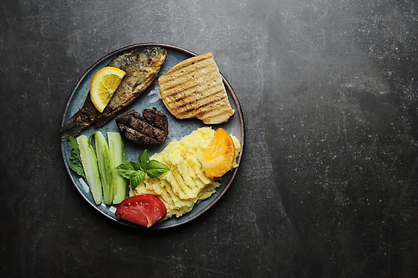 포토 JPG 해외이미지 접시 토마토 오이 실내 스테이크 요리 사람없음 하이앵글 레몬 토스트 생선구이 건강식 감자샐러드 해외포토 식기 음식 빵 뷰포인트 채소 과일 서양음식 내부 샐러드 구이 생선요리 파일형식 이미지허브