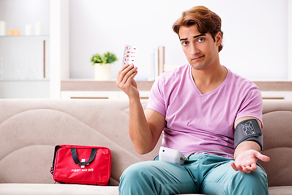 포토 JPG 해외이미지 남자 실내 한명 들기 앉기 상반신 성인 앞모습 알약 구급상자 혈압계 혈압 혈압측정 성인남자한명만 해외포토 1 뷰포인트 의학 의료기기 모션 사람 내부 약 의료용품 측정 남자한명만 성인남자만 파일형식 이미지허브