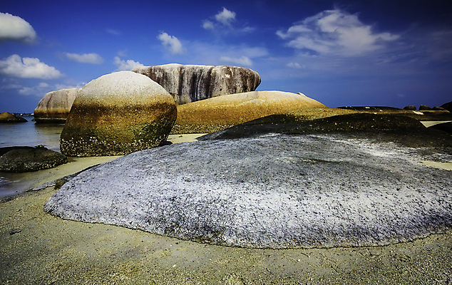포토 JPG 해외이미지 구름 아시아 모래 바다 섬 여행 자연 하늘 휴가 풍경 사람없음 야외 가로 물 여름 파란색 맑음 바위 시골 그룹 큼 인도네시아 장면 내추럴 많음 해외포토 자연요소 계절 나라 컬러 컨셉 날씨 돌_바위 크기 생태계 파일형식 이미지허브
