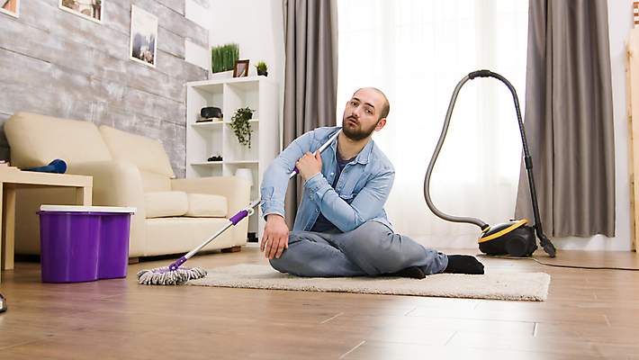 포토 JPG 해외이미지 전신 남자 화분 화초 가사 가정 휴식 책장 주택 실내 피곤 성인 앞모습 소파 기댐 카펫 커튼 청소 양동이 나무바닥 청소기 대걸레 성인남자한명만 해외포토 식물 뷰포인트 가구 컨셉 의자 모션 바닥 사람 내부 건물 전자제품 청소도구 남자한명만 성인남자만 파일형식 이미지허브